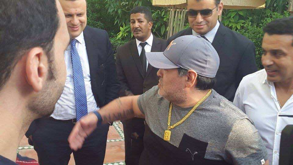 رونار تناول وجبة الغداء بجانب مارادونا بالعيون