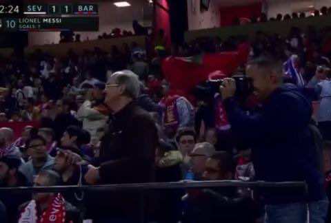 علم المغرب يرفرف في مباراة برشلونة وإشبيلية بعد هدف ميسي- فيديو