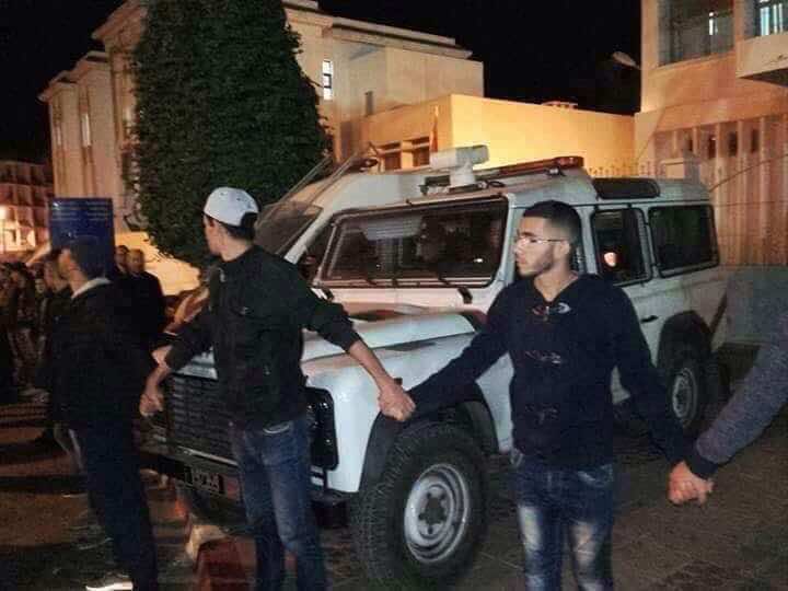 مسيرة الشموع بالحسيمة تبهر الجميع وتؤكد على سلمية الحراك
