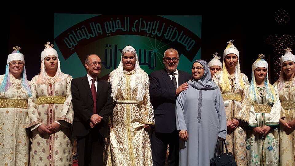 دقائق بعد خطاب الملك..بنكيران يستمتع مع زوجته ب"الحضرة الشفشاونية"-فيديو