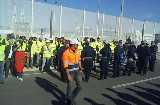 مهنيو النقل الدولي والتعشير في "طنجة المتوسط" يضربون عن العمل