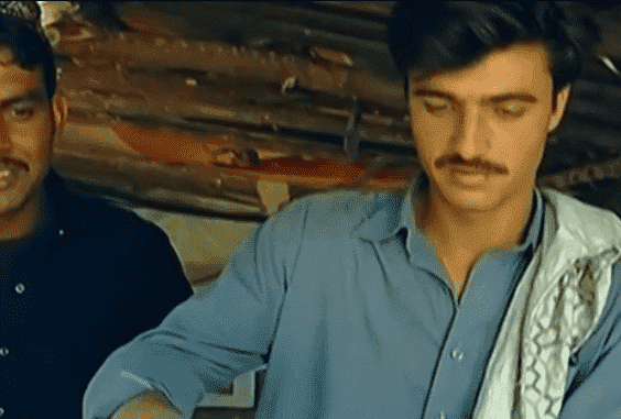 صورة تحول بائع شاي باكستاني بسيط إلى عارض أزياء مشهور