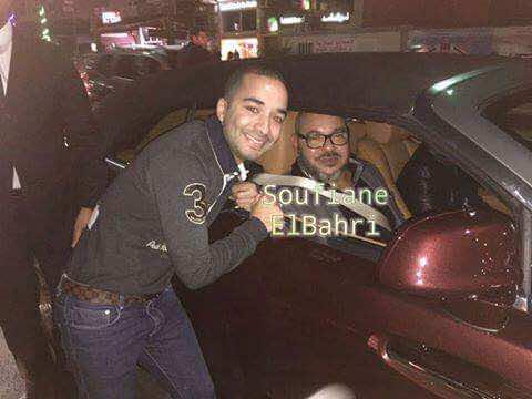 الملك يحل بمراكش ويلتقط صورا مع مواطنين في الشارع- صورة