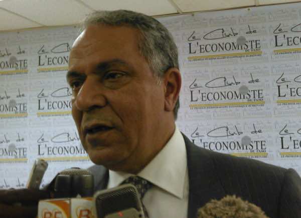 مدير يومية «ليكونوميست» يدعو إلى خرق الدستور