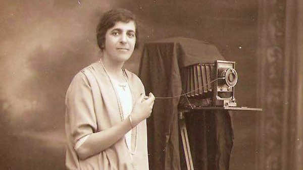 كريمة عبود.. أول امرأة احترفت التصوير في العالم العربي