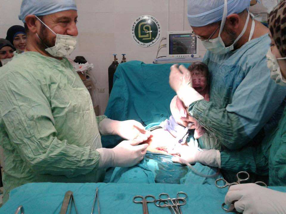 دكتور مغربي يتدخل عبر "الواتساب" لإنقاذ امرأة سورية