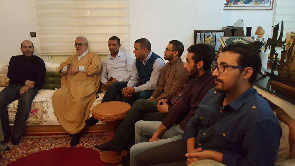 بنكيران لشبيبة حزبه: "لا تخافوا..أنا كندير شغالي"!