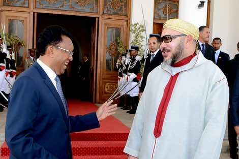 فضيحة..  سفير مغربي يختلس مساعدات إنسانية بمدغشقر