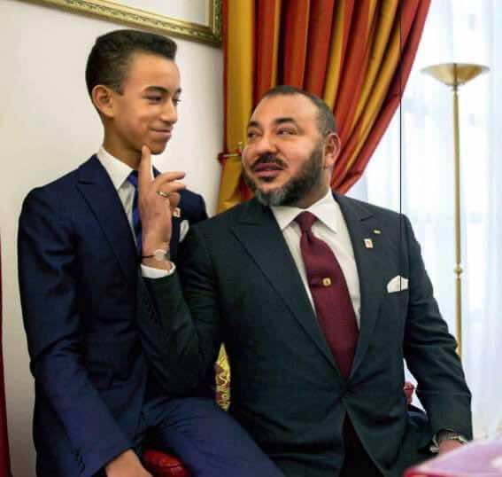 ابتسامة وود ومداعبة...مشهد غير مسبوق للملك وولي عهده- صورة