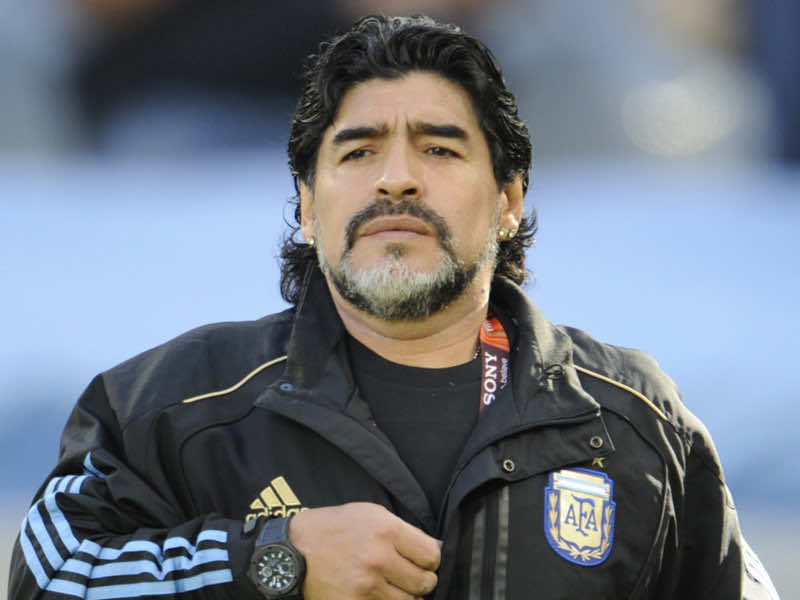 مارادونا متذمر من تدخل زوجات اللاعبين في المنتخب الأرجنتيني