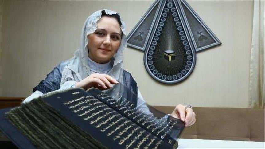"أذربيجانية" تكتب أول مصحف في العالم على قماش حريري - صور