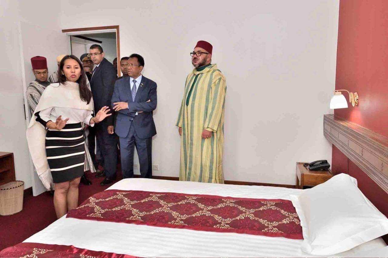الملك يزور الغرفة التي عاش فيها جده أيام المنفى - صور