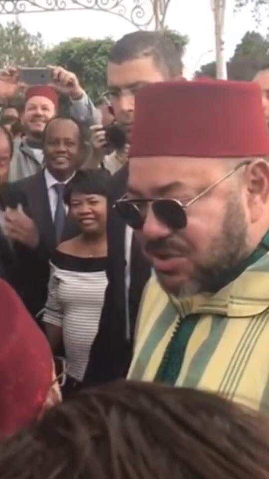الهمة ومزوار يلتقطان صورا بهواتفهما للملك في مدغشقر-صور