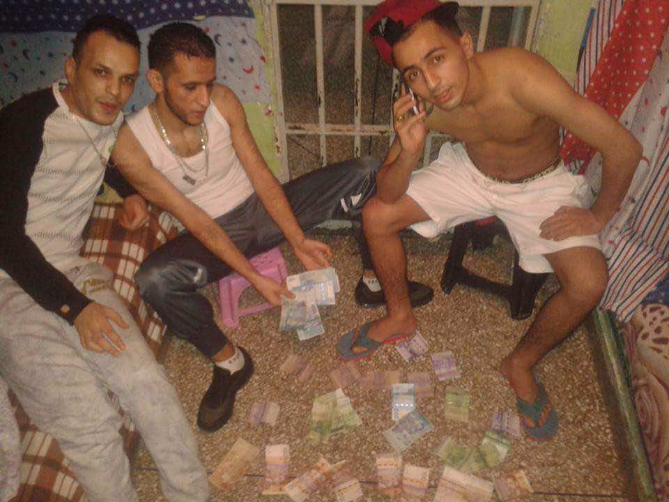 "ولد مليكة" معتقل يعيش "ملكا" في سجن مغربي - صور
