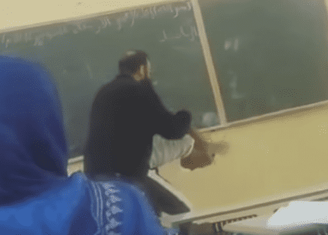 وزارة بلمختار توقف أستاذا "رفس" تلميذا داخل القسم - فيديو