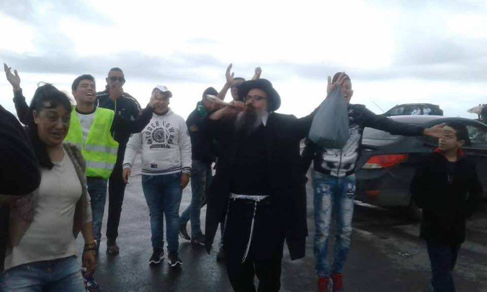 حاخام يهودي يثير الجدل وسط جماهير الرجاء في "ديربي" اليوم