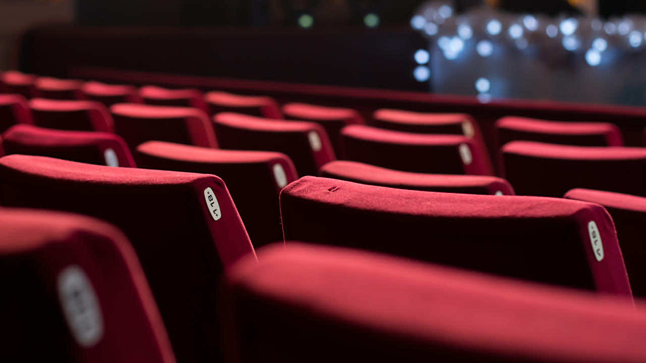 قرار يجبر قاعات السينما بإذاعة النشيد الوطني قبل عرض أي فيلم