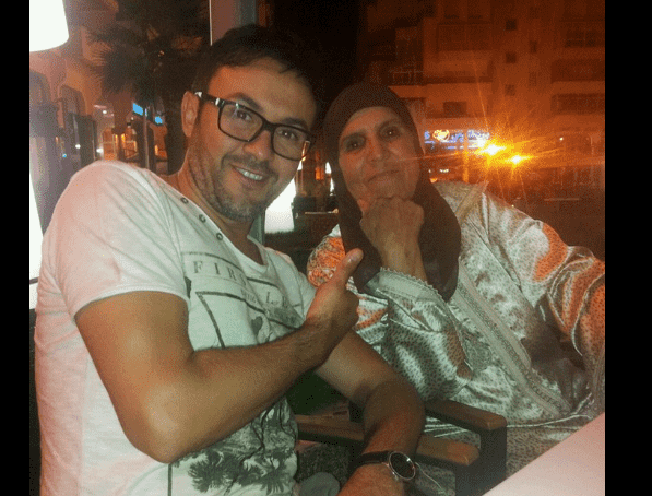 حاتم ايدار يطلب الدعوات من أجل أمه الموجودة في فراش المرض – صورة