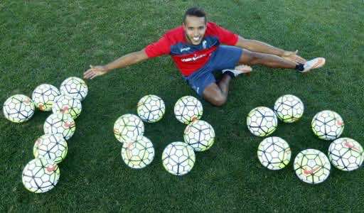 مهاجم المنتخب يحتفل ببلوغه الهدف رقم 100
