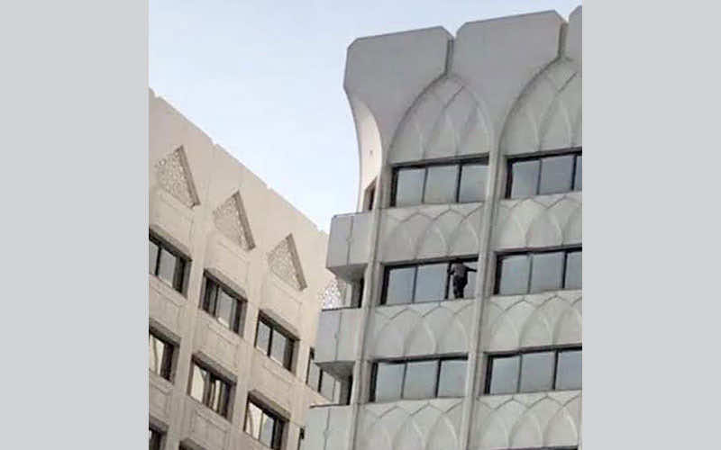 فتاة في الإمارات تحاول الانتحار بالقفز من مبنى شاهق - صورة
