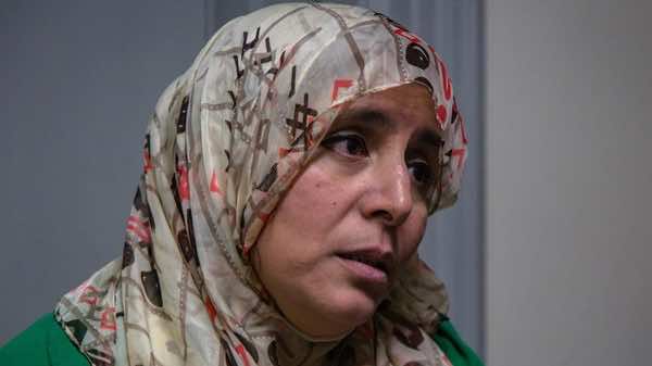 أمريكي يدفع محجبة من الدرج.. ويصفها بـ "الإرهابية"