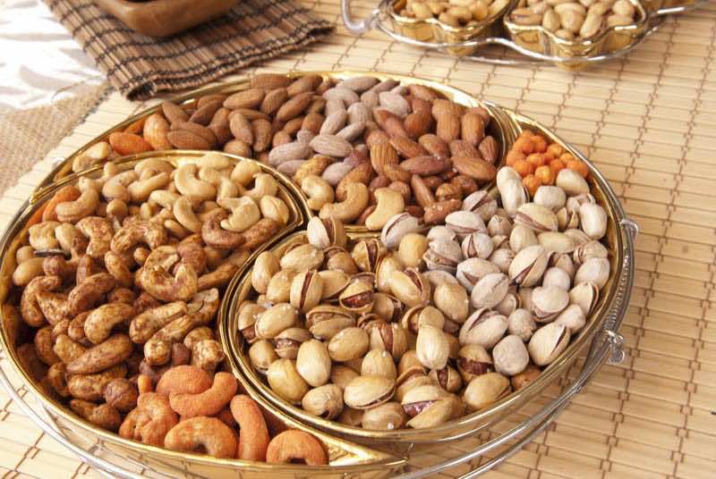 دراسة: تناول مزيج من المكسرات يقلل خطر أمراض القلب