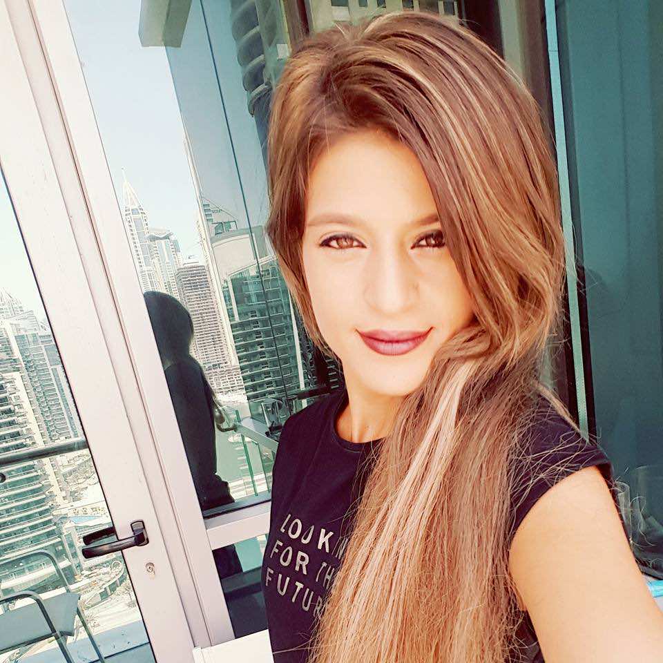 صديقة رونالدو المغربية تساند بدر هاري في نزاله العالمي