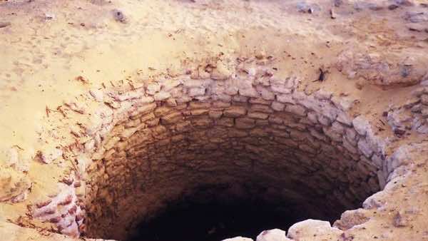 هنا أمر الله تعالى موسى "اخلع نعليك إنك بالوادي المقدس"