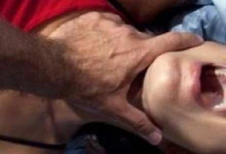 زوج يخنق زوجته حتى الموت بسبب خلافات عائلية