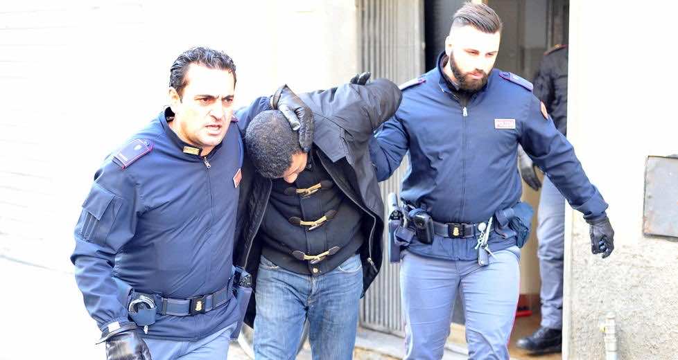 مغربي يعتدي على آخر بمطرقة في إيطاليا