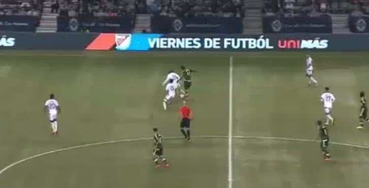 لاعب كولومبي يورط منافسيه في مراوغة مذهلة- فيديو