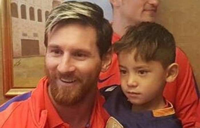 وأخير.. ميسي يلتقي الطفل “صاحب القميص البلاستيكي”-فيديو