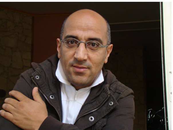 حسن الفد يرتدي سلهام الحديوي في عرضه الكوميدي في فاس – صورة