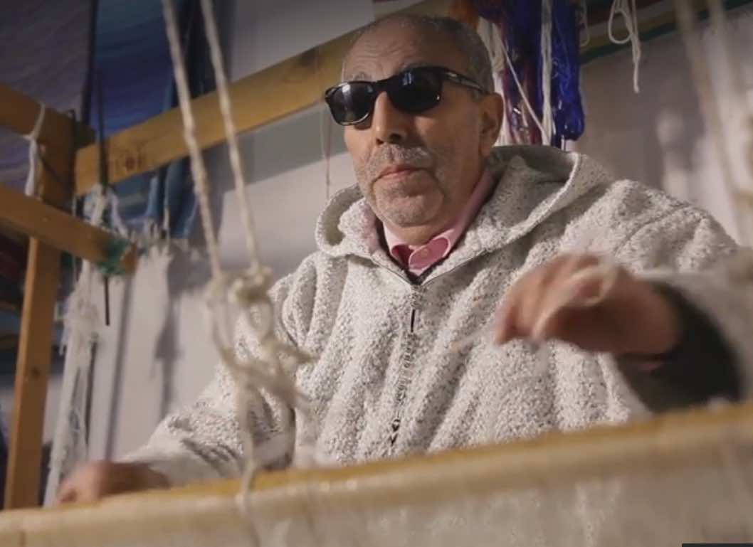 حائك مغربي كفيف يميز بين الألوان.. تعرف على اللغز