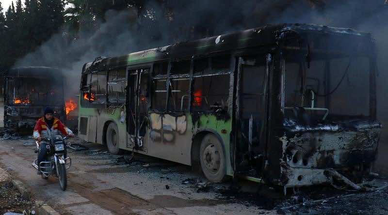 مُتطرفون يحرقون حافلات مخصصة لإجلاء السوريين من حلب - صور