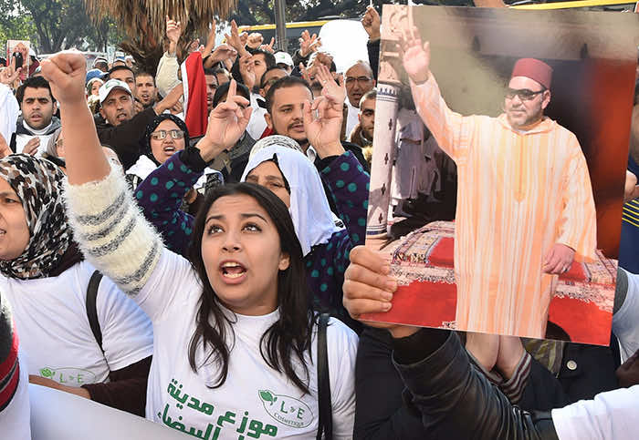 سكيزوفرين" و"مول الكاسيطة" يحتجون ضد والي "بنك المغرب" - فيديو"
