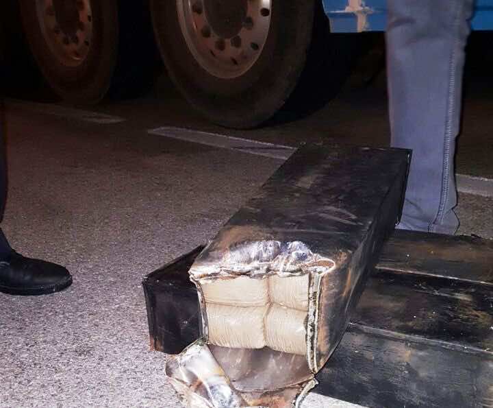 إحباط محاولة تهريب الحشيش في شاحنة متوجهة إلى فرنسا- الصور