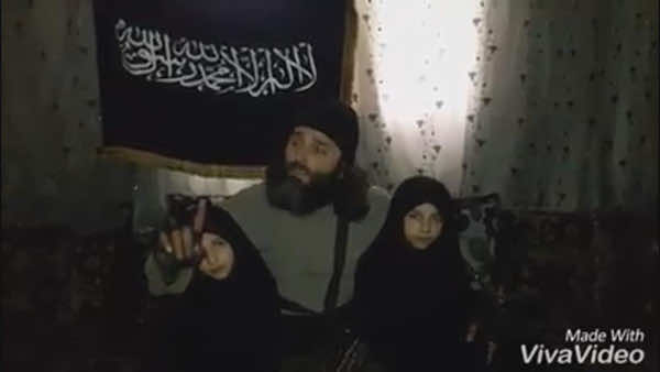 مرعب.. أب سوري يرسل طفلتيه لتفجير نفسيهما - فيديو