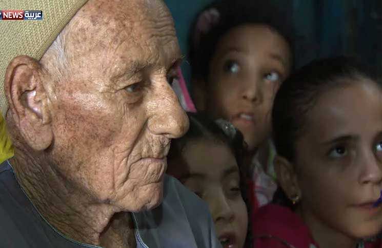 شيخ مسيحي يعلم ابناء المسلمين القرآن منذ عشرات السنين