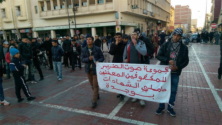 معطل مكفوف يحتج بسكب البنزين على جسده
