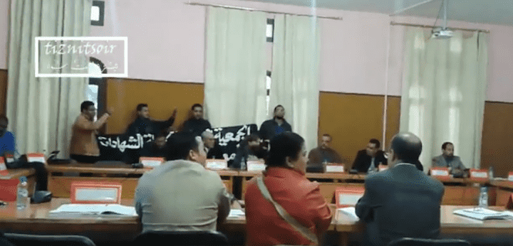 معطلو تزنيت يقتحمون دورة مجلس المدينة