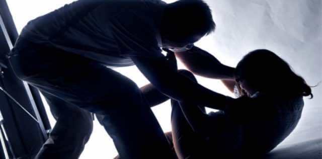 بعد فشلها في محاولة الانتحار قاصر تضع مولودتها من أبيها
