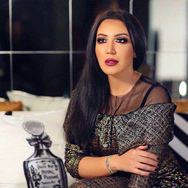 لمنور تتألق بفستان أسود بالكويت
