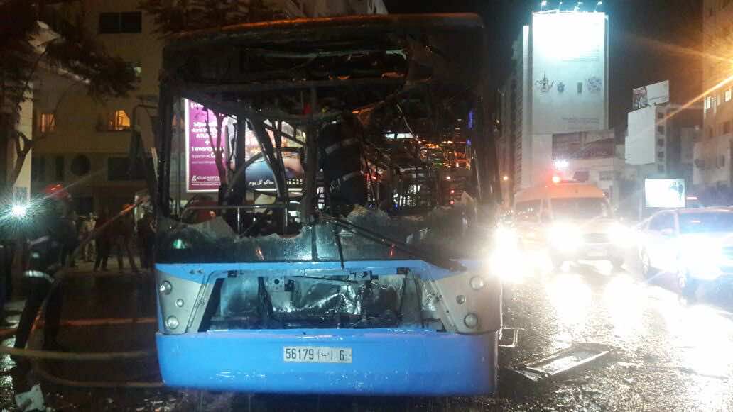 النيران تلتهم حافلة للنقل الحضري وسط البيضاء - صور