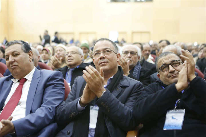 لقجع ينزل من الجرار ويركب الحمامة