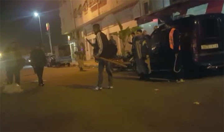 مشرمل يروع سكان إقامة سكنية بالبيضاء ويطاردهم بسيفه - صور