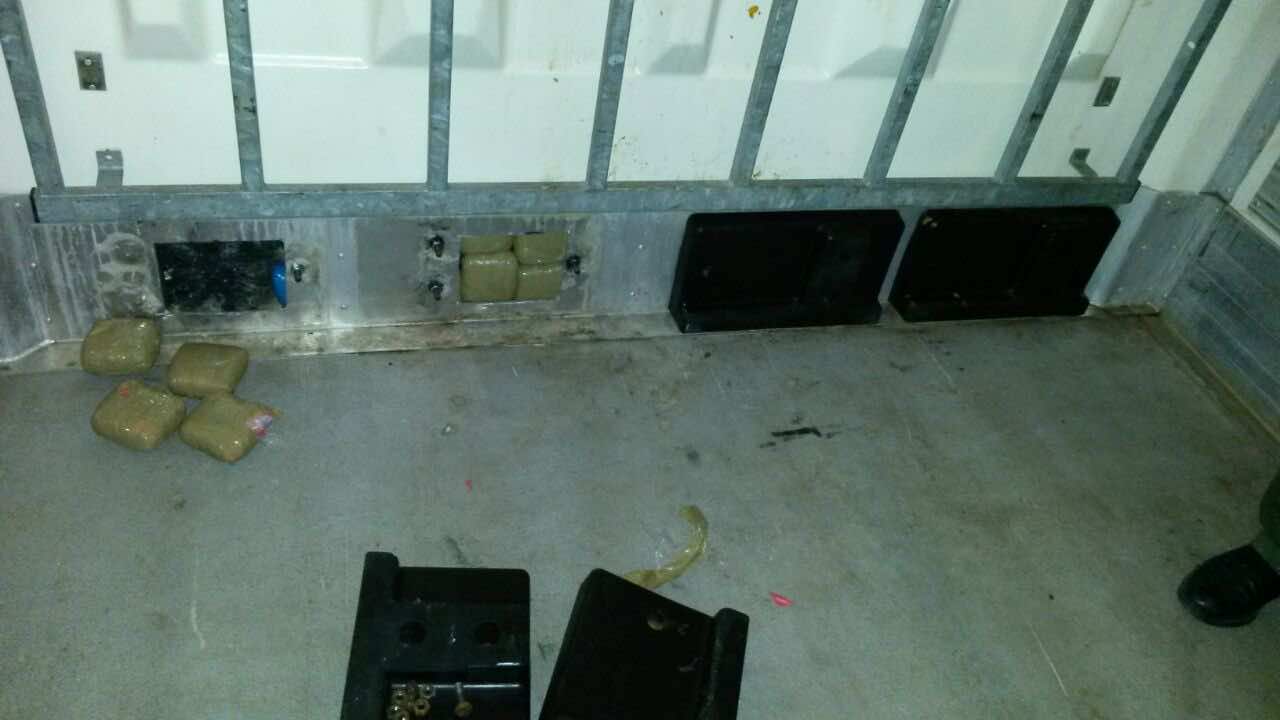 ضبط شاحنة متوجهة إلى فرنسا تحمل الحشيش بين البرتقال