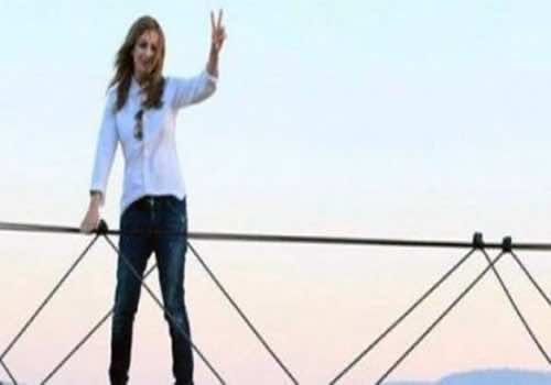 ماذا يقع حينما تضع صورة لك بشارة "النصر" على الفايسبوك؟
