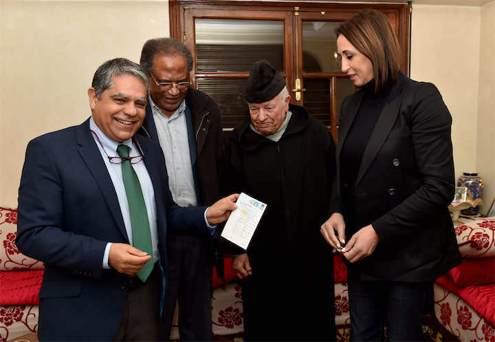 الملياردير التازي ينتحر طبقيا ويتسلم بطاقة العضوية في حزب منيب