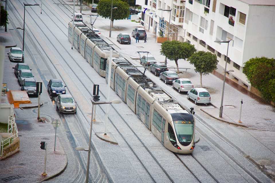 الطقس البارد يسقط ثلوجا في الرباط